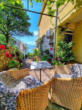 Apartment on the shore of the bay of Kotor with free Wi-Fi
